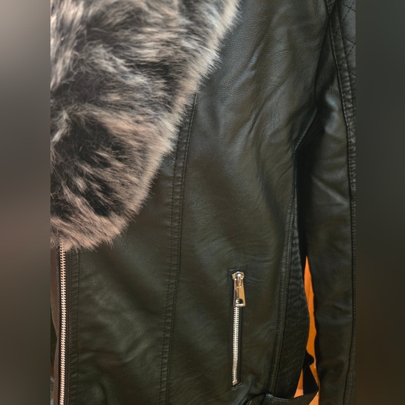 Faux Leather jacket with detachable faux fur collar - Picture 4 of 9